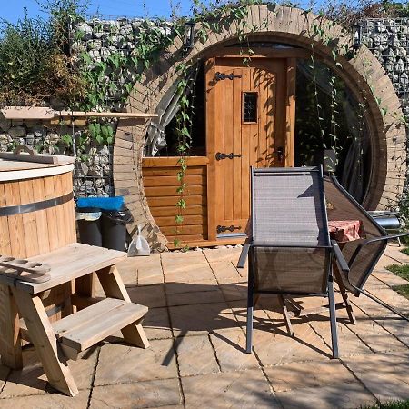 Romantic Escape Luxury Hobbit House With Hot Tub! 쉬어니스 외부 사진