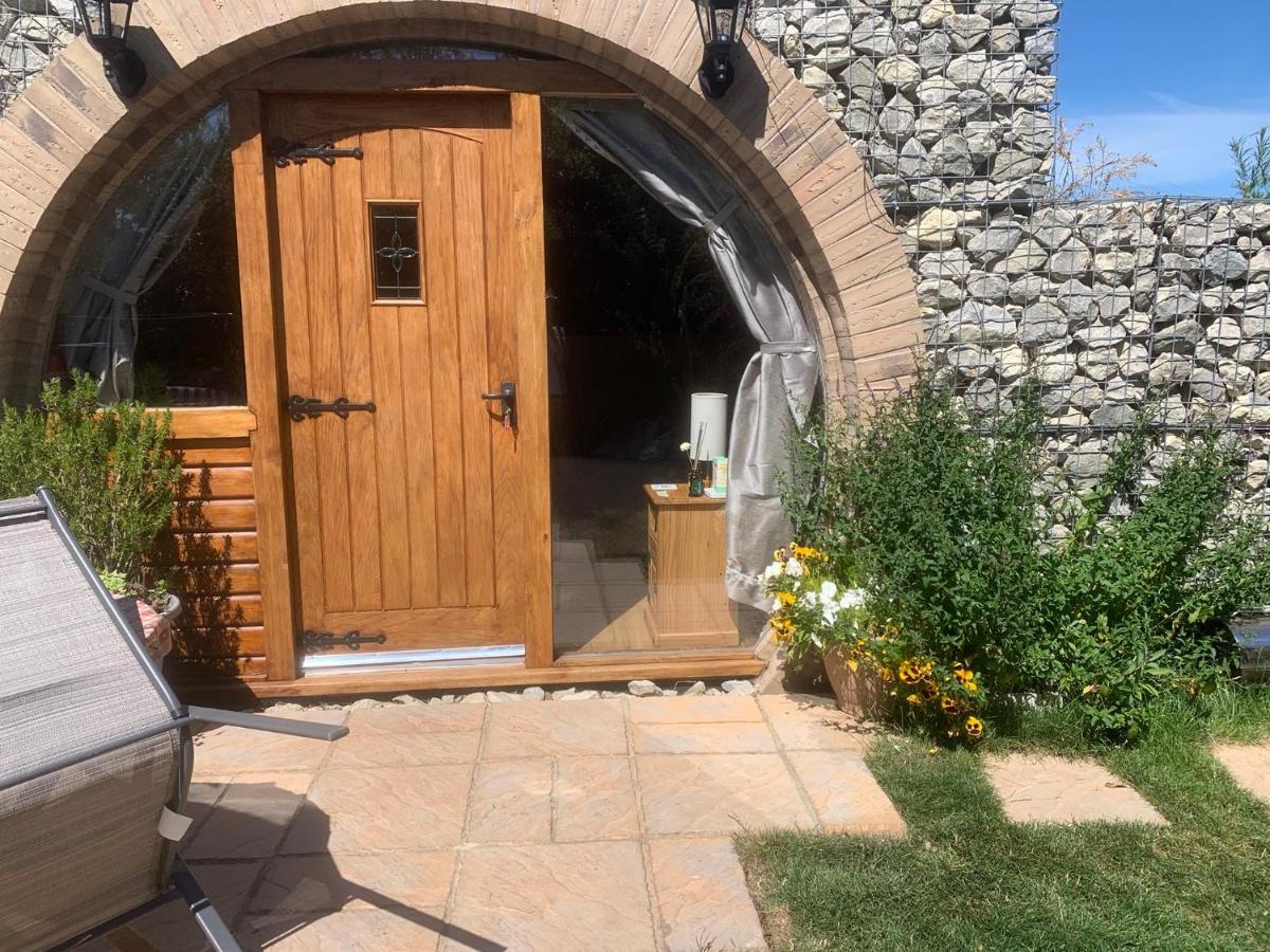 Romantic Escape Luxury Hobbit House With Hot Tub! 쉬어니스 외부 사진
